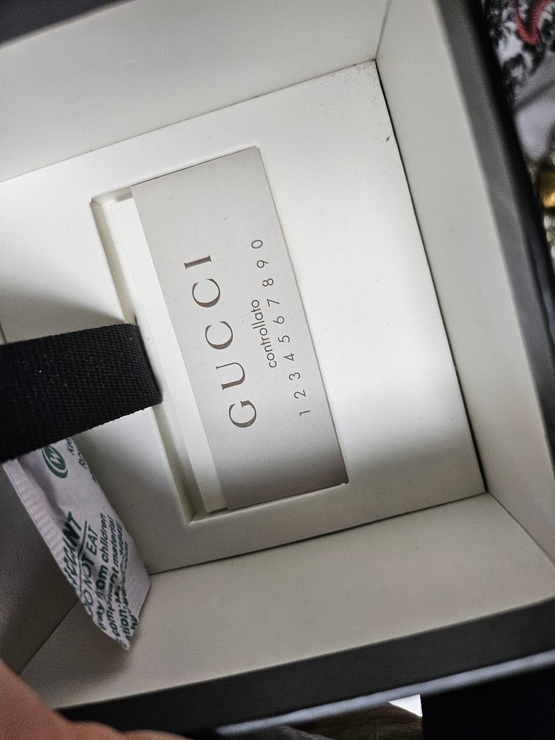 
구찌 크리스털 및 펄 디테일의 벌 모양 브로치
 상품이미지3