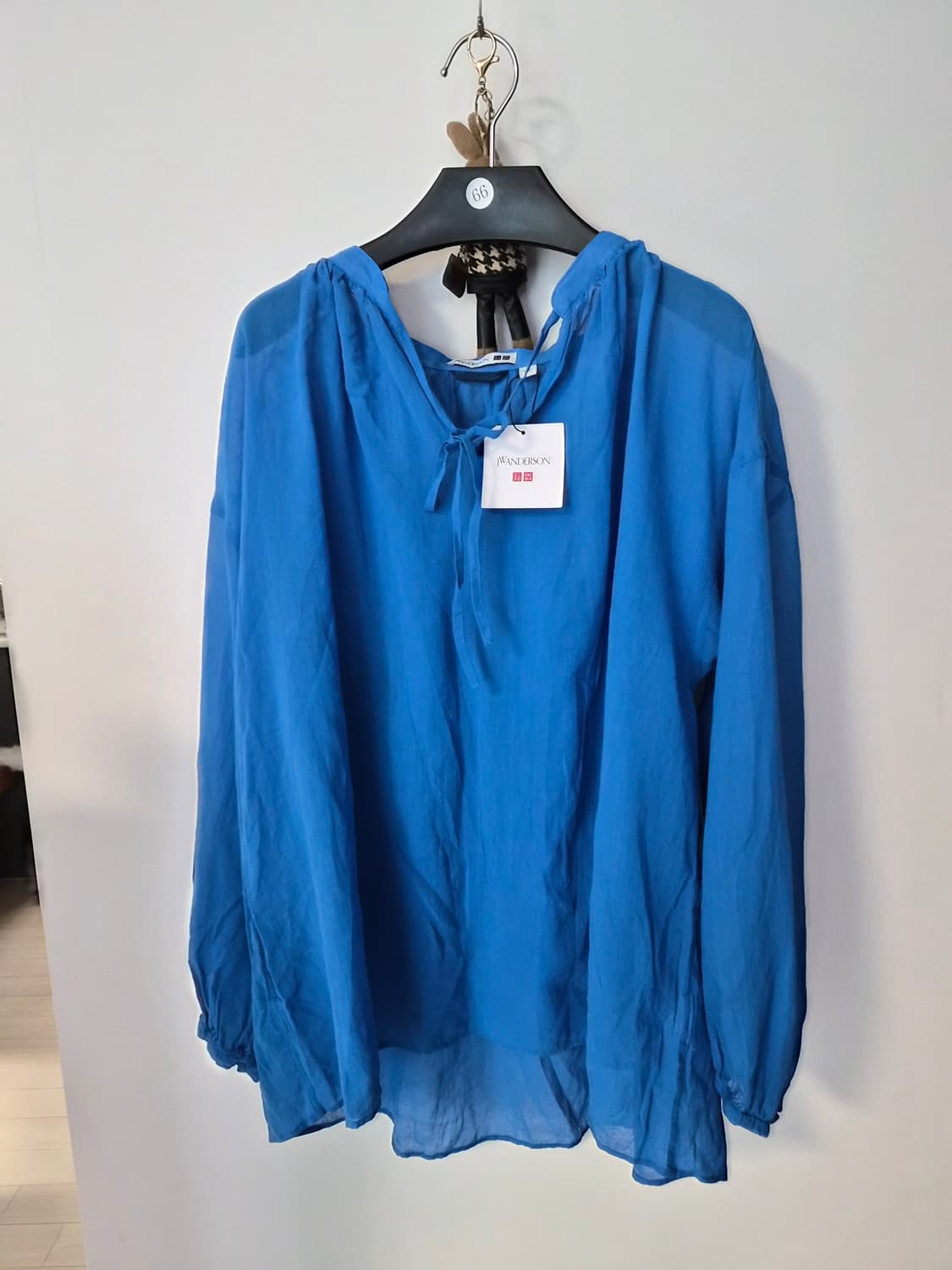 유니클로 x JW 앤더슨 코튼 도비 타이브이넥 블라우스 (블루) 상품이미지1