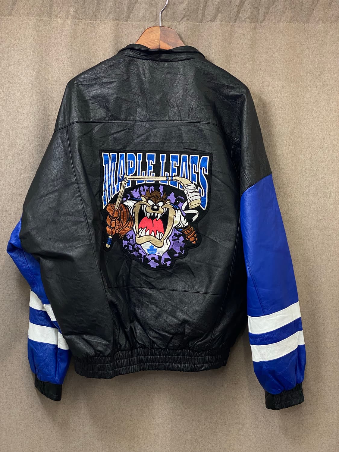 90s 루니툰즈 레더 바시티 자켓 상품이미지4