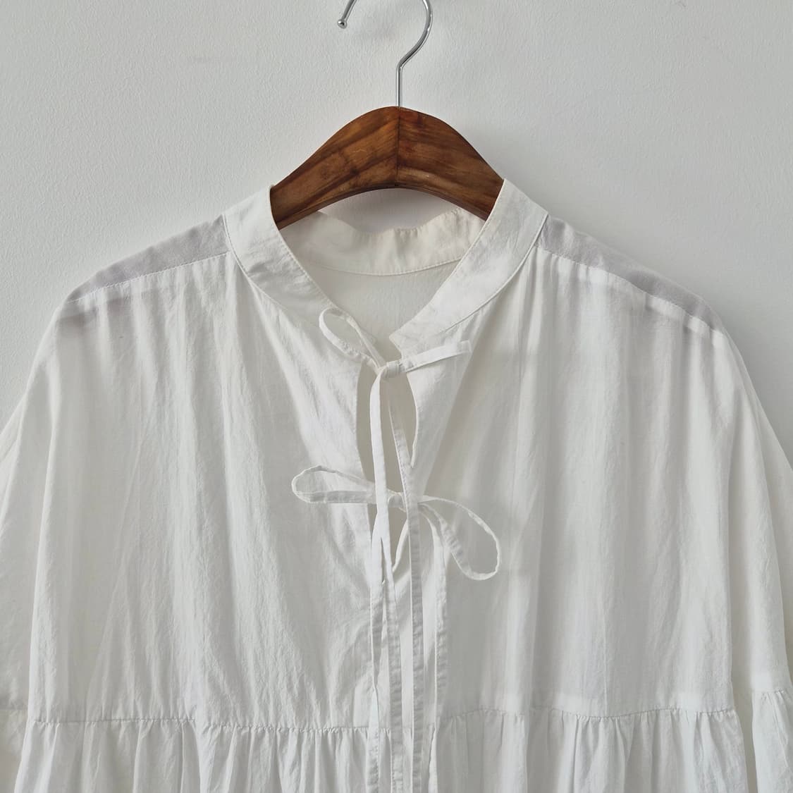 LOWRYS FARM 코튼 화이트 리본 셔링 블라우스 상품이미지3