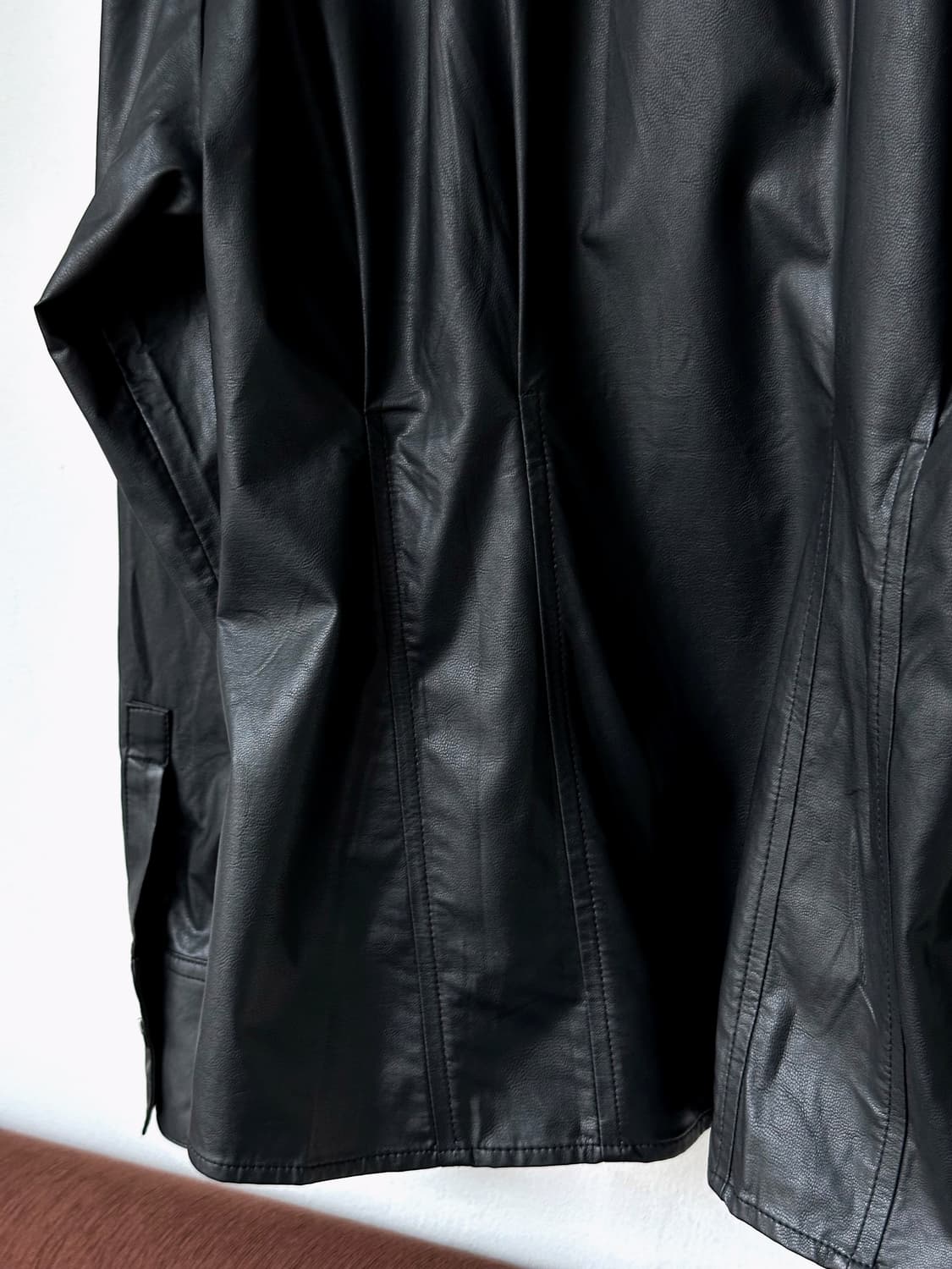 Fake leather design tuck shirt 상품이미지4