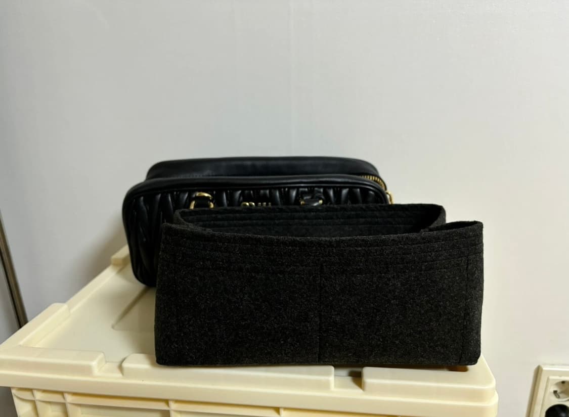 미우미우 아르카디 마테라쎄 나파 레더 미듐 가방 판매 상품이미지4