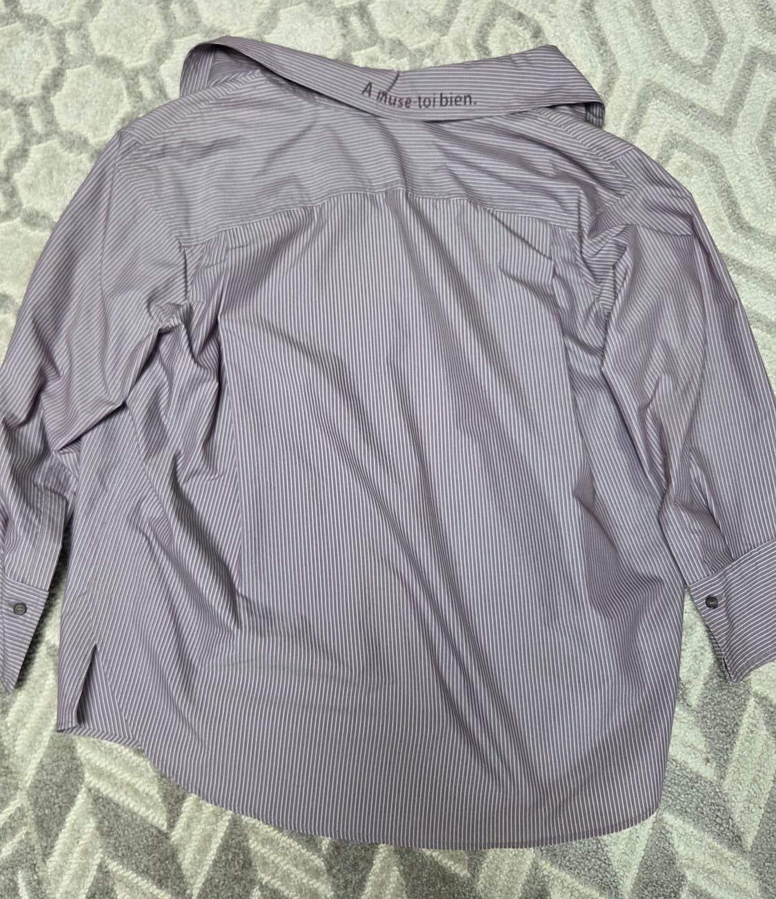 niceclaup
라벤더 퍼플 스트라이프 셔츠 상품이미지2