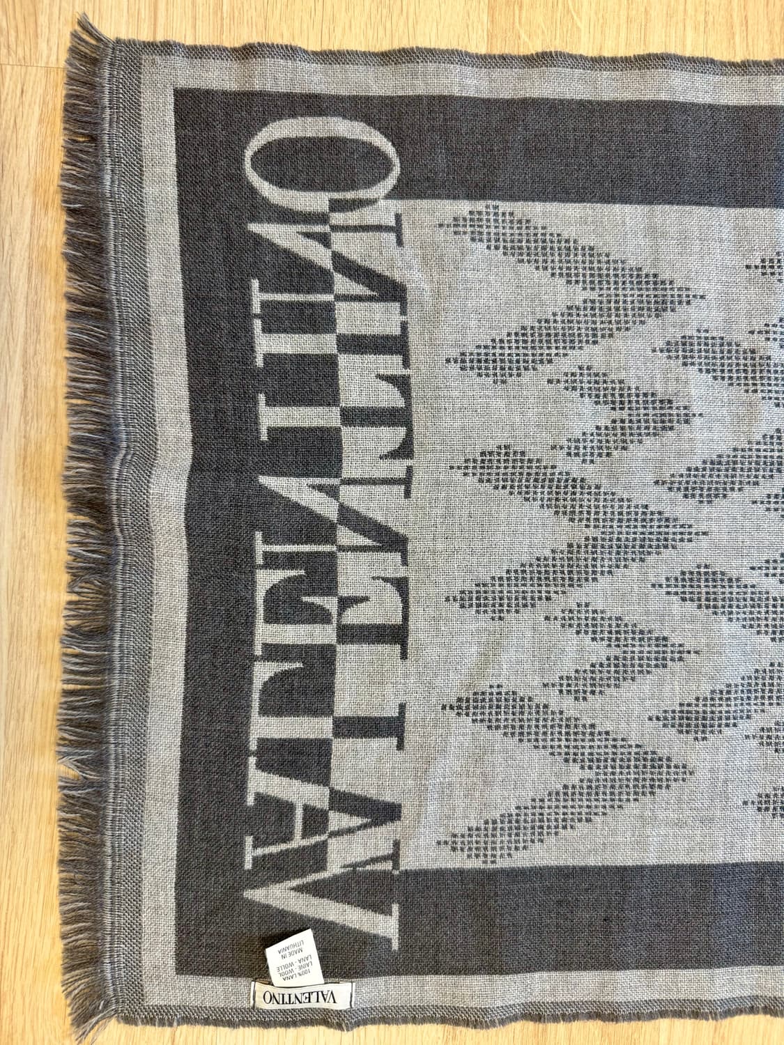 발렌티노(VALENTINO) 로고 울100% 머플러/숄 그레이 자카드 상품이미지4