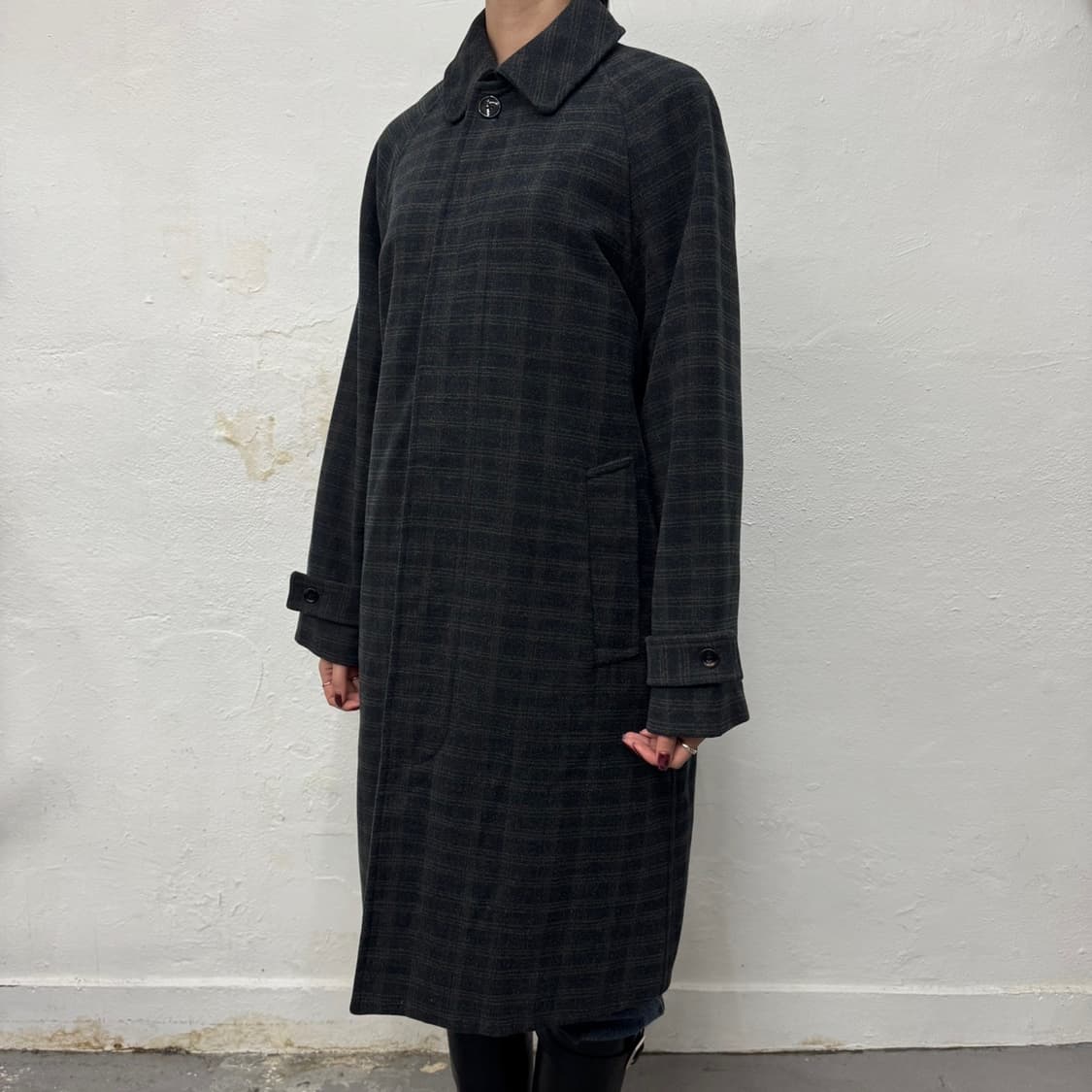 빔즈 하트 차콜컬러 체크패턴 폴리에스터 레이온 혼방 스텐 칼라 코트 상품이미지1