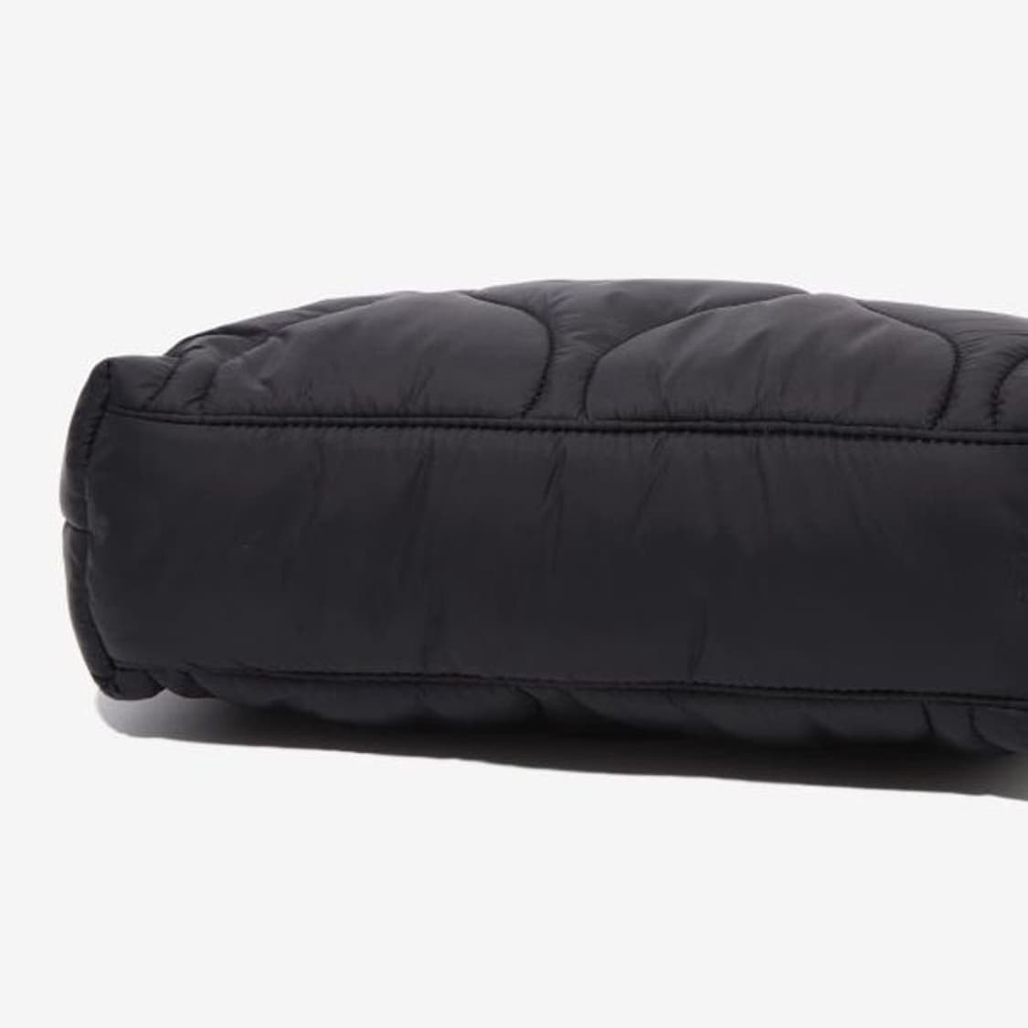 케즈 웨이브 패딩 토트백 블랙 상품이미지4