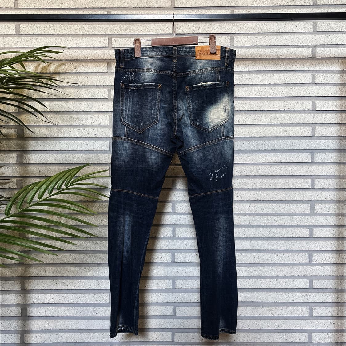 디스퀘어드2 하이 콘트라스트 워싱 데님팬츠 절개패널 페인팅 디테일 상품이미지3