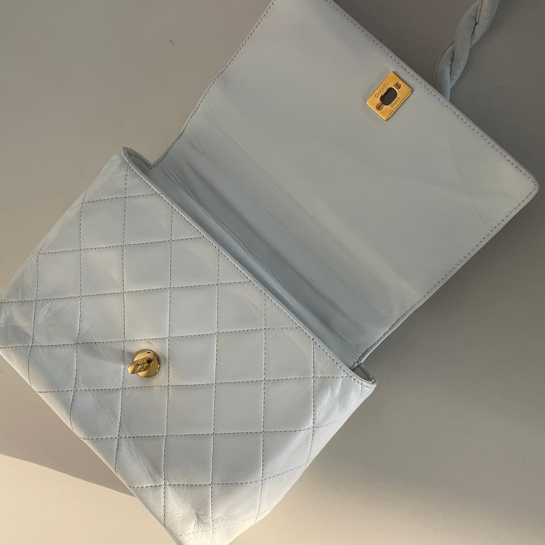 샤넬 화이트 퀼팅 볼드 레더 스트랩 코코 마크 숄더백 상품이미지7