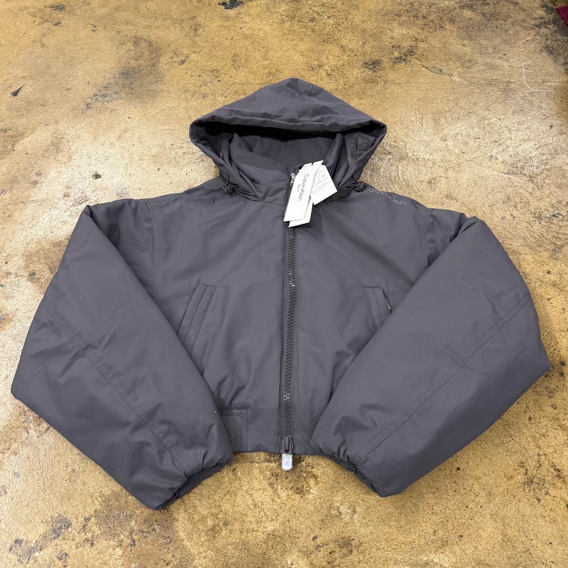 캘빈클라인 딥그레이 크롭 숏패딩  상품이미지2