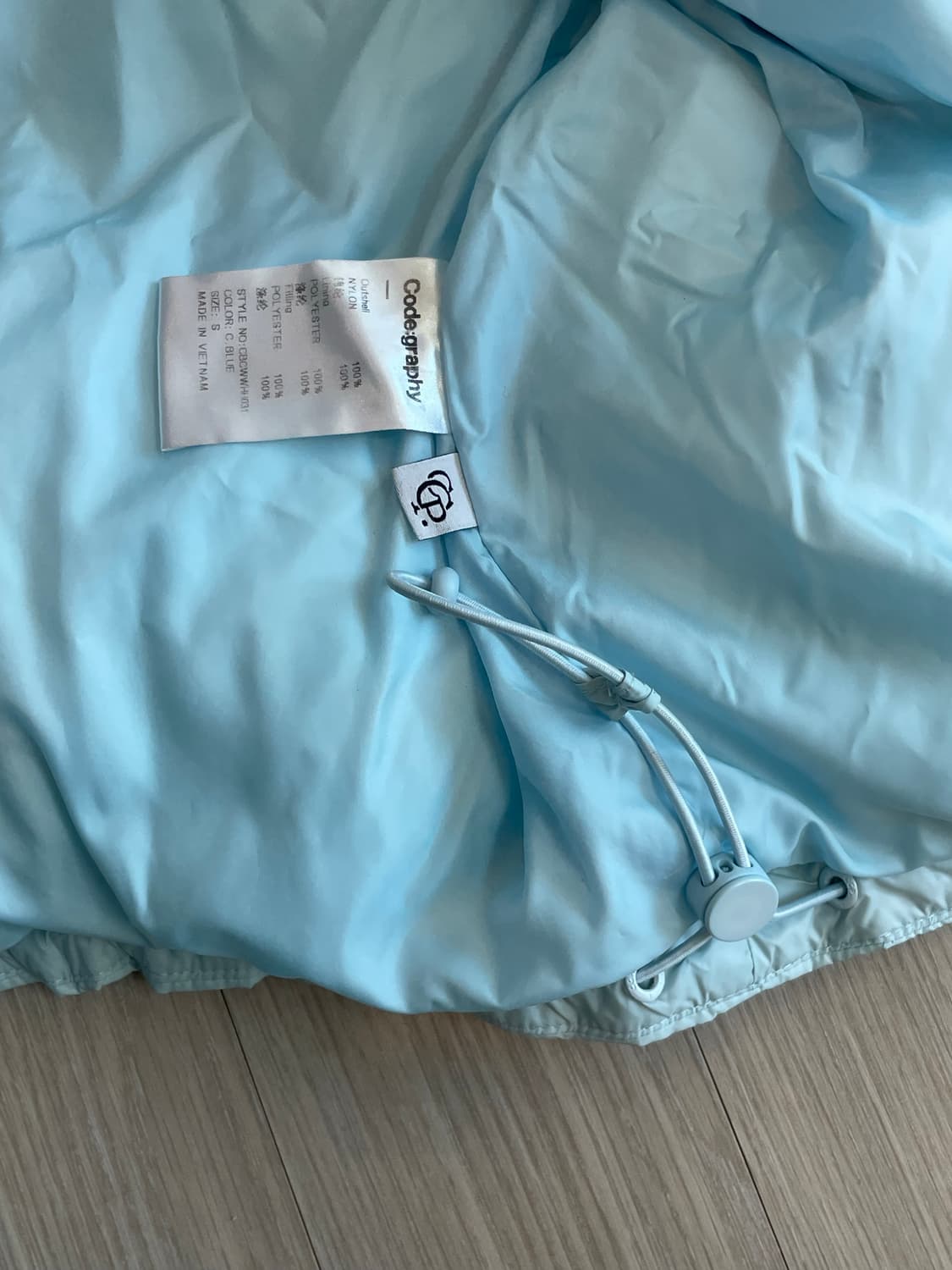 코드그라피 숏패딩 글로시 컬러링 크롭 푸퍼_캔디블루 상품이미지4