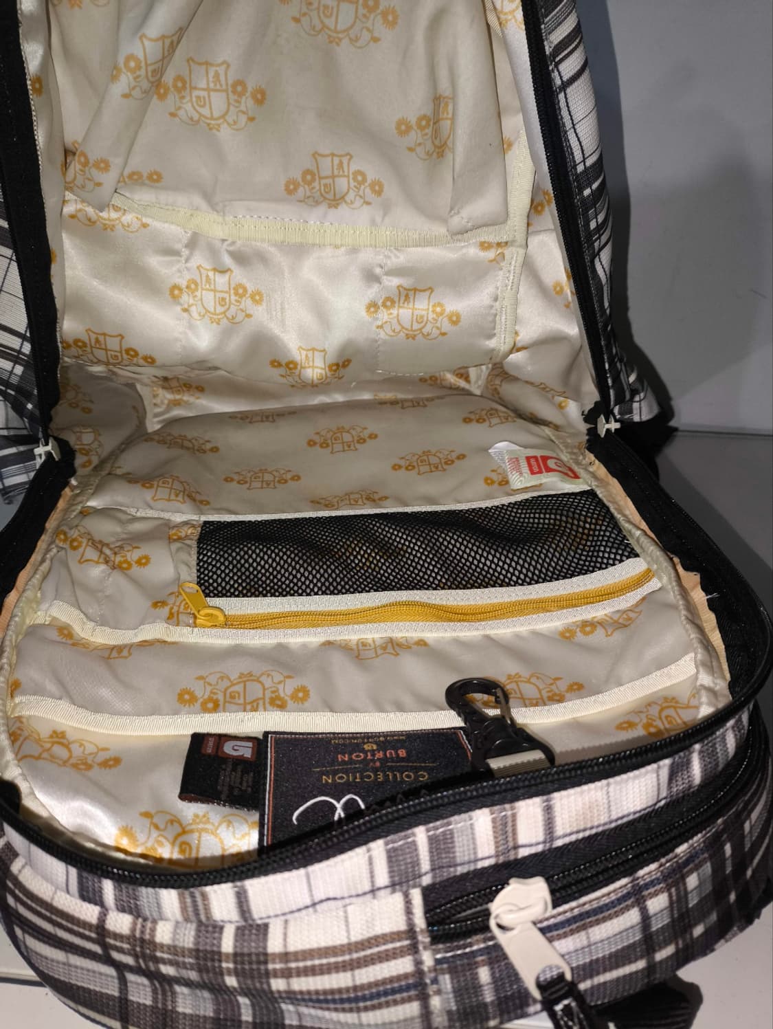 버튼 화이트 컬렉션 체크 멀티포켓 노트북 백팩 상품이미지5