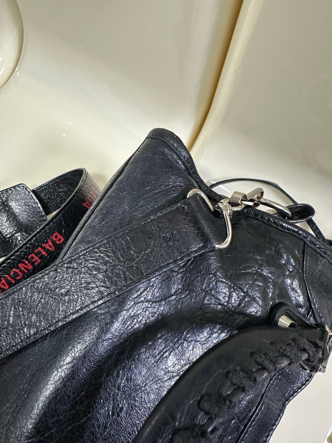 [A 정품] 발렌시아가 로고스트랩 시티 모터백 미니 상품이미지8