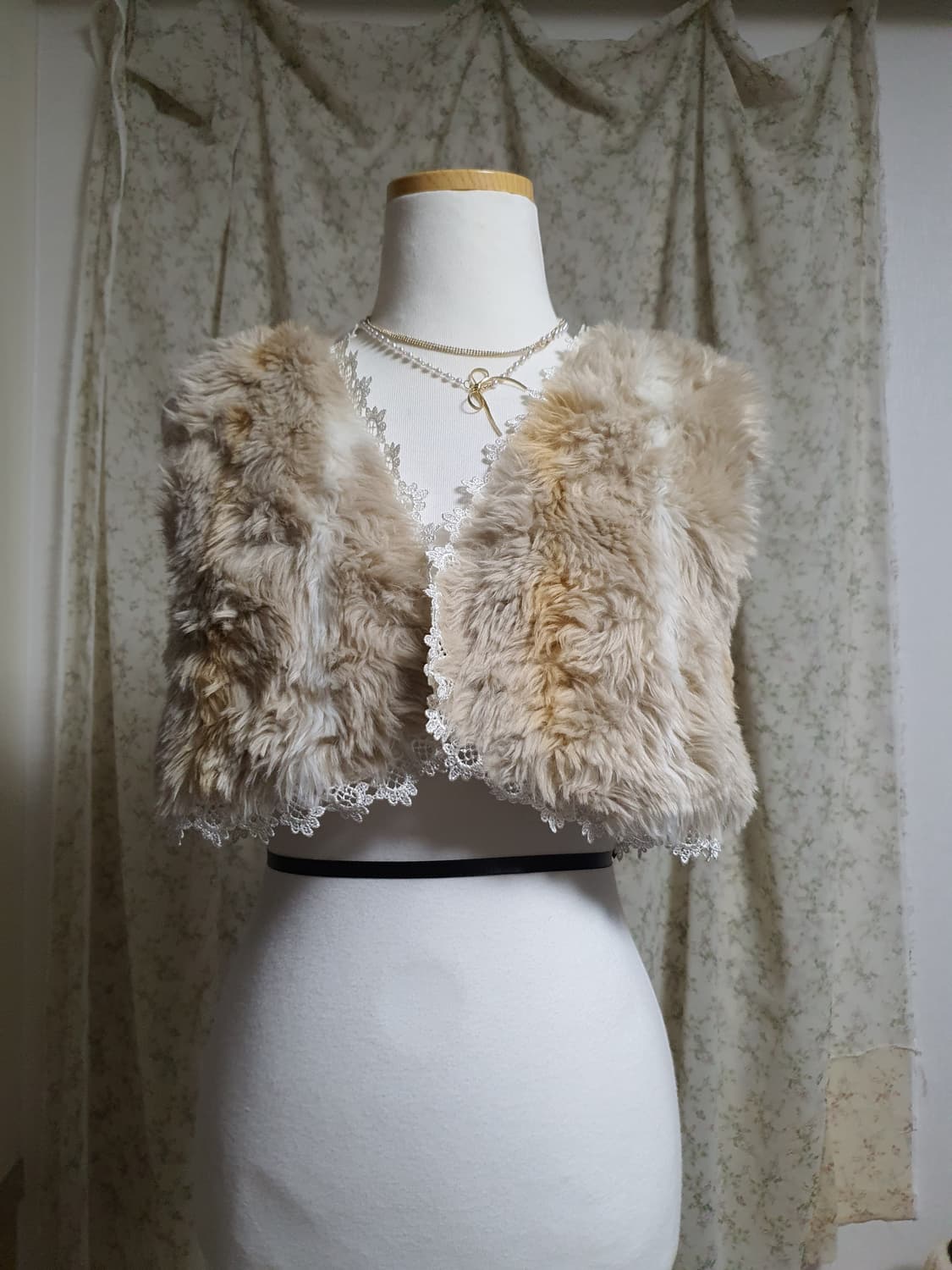 [갸루] 베이지 퍼 털 조끼 레이스 디테일 상품이미지1
