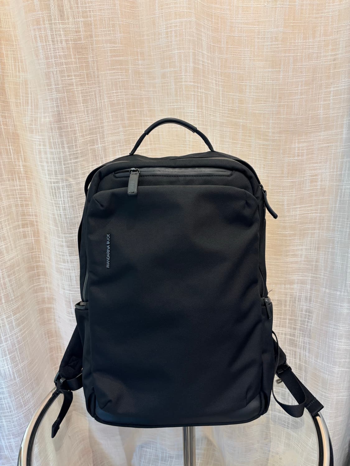 정품 만다리나덕 블랙 백팩     상품이미지1