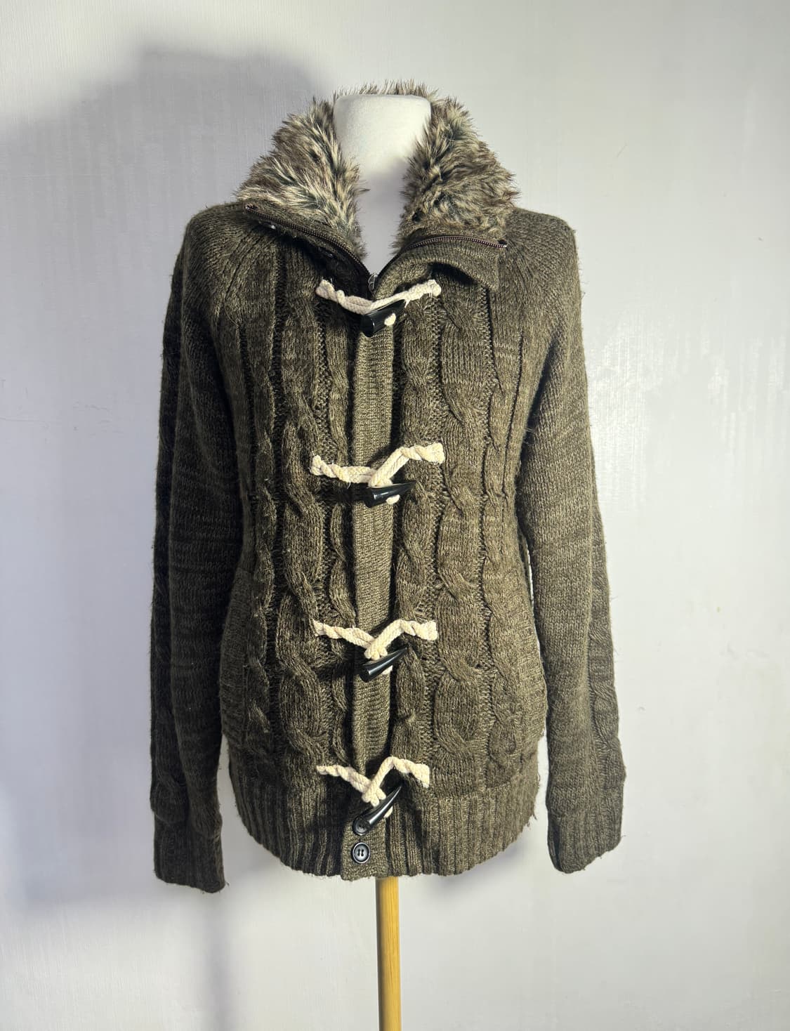 Sorridere 퍼 칼라 토글 니트집업 y2k 상품이미지1