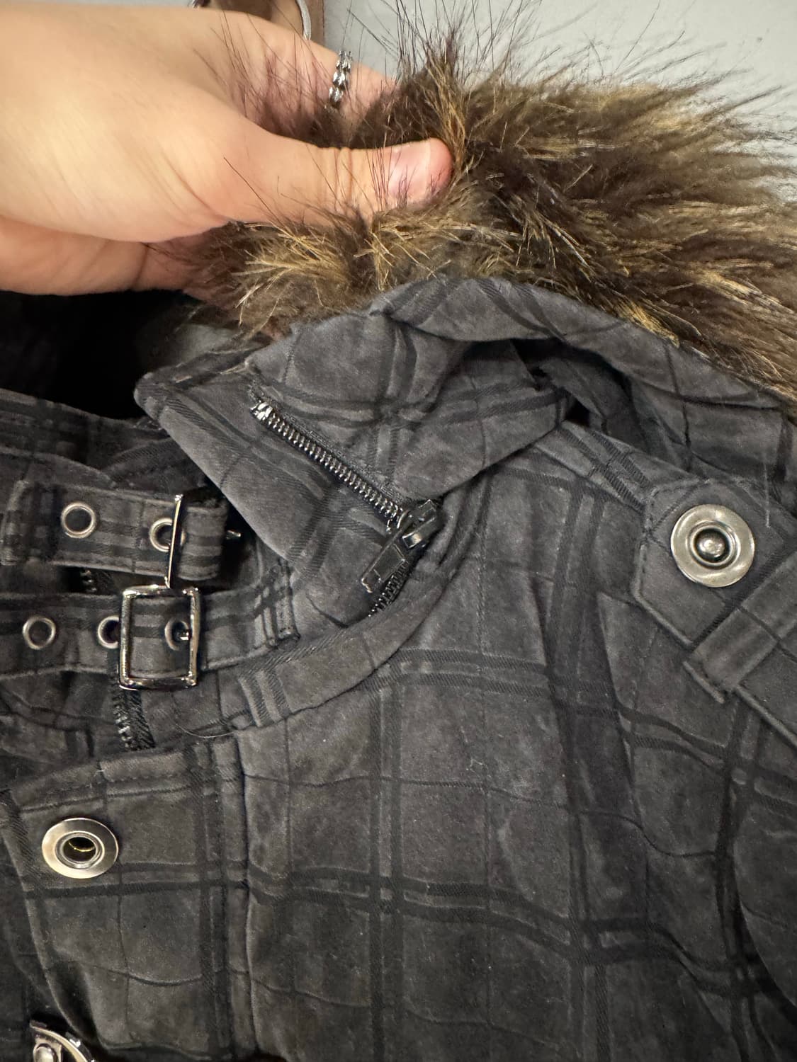 In The Attic 체크 패턴 버클디테일 퍼 후드자켓  상품이미지4