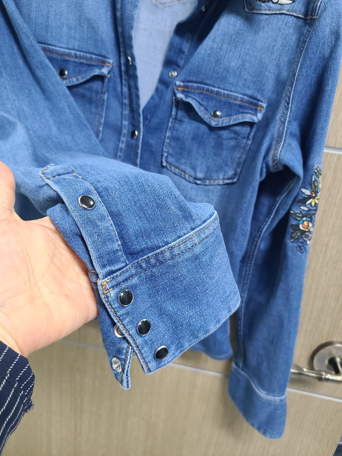 자딕앤볼테르 플라워 자수 데님 셔츠 상품이미지7
