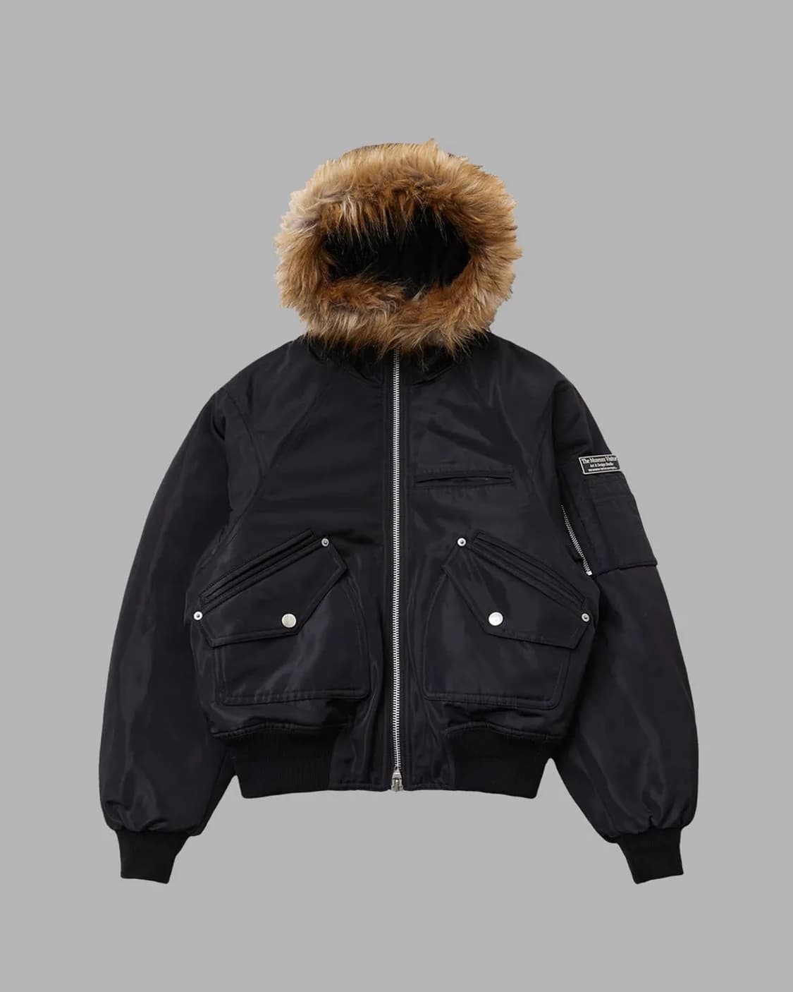 더뮤지엄비지터 퍼후드 메탈 로고 MA-1 점퍼 블랙 S 상품이미지1