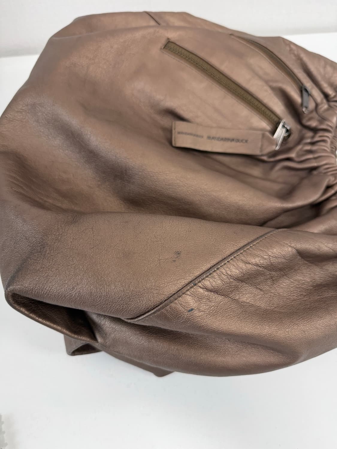 만다리나 덕 레더 셔링 호보백 상품이미지4