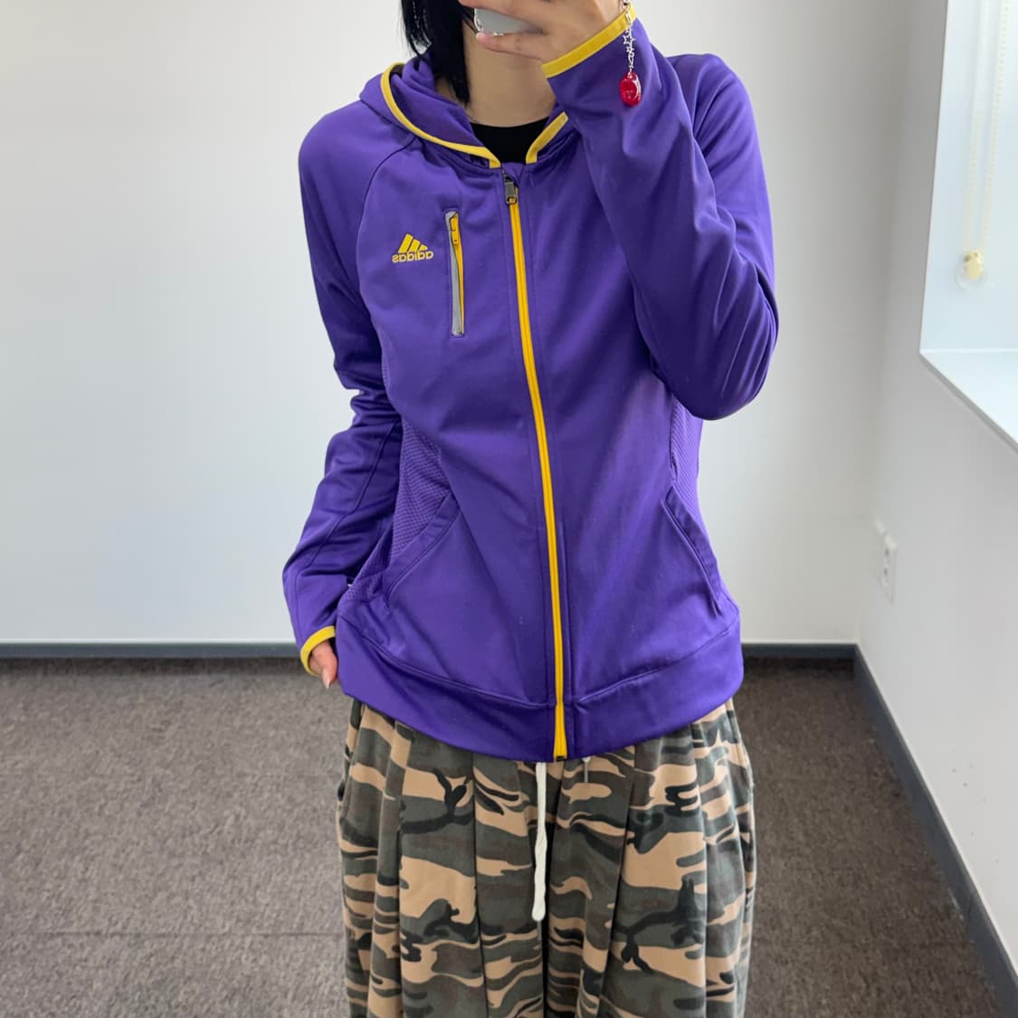 Adidas 퍼플 삼각로고 옐로우 포인트 후드티 상품이미지1