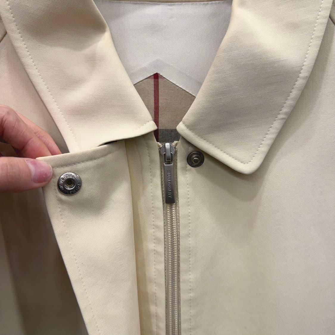 버버리 런던 싱글 맥코트 히든 지퍼 노바 체크 안감 레귤러핏 아이보리 상품이미지6