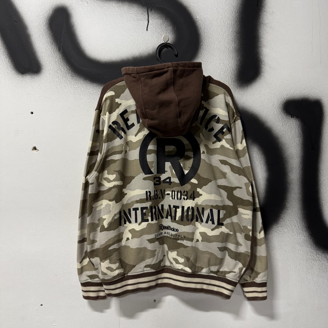 Real Bvoice 리얼 보이스 데저트 카모 하이넥 후드 바시티 자켓 상품이미지1