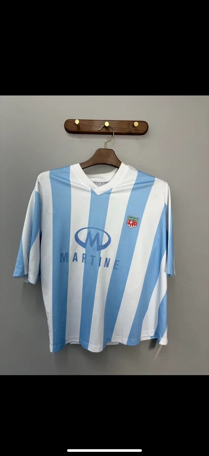 마틴로즈 트위스트 숏슬리브 풋볼탑 화이트 라이트블루 스트라이프 H1977 상품이미지2