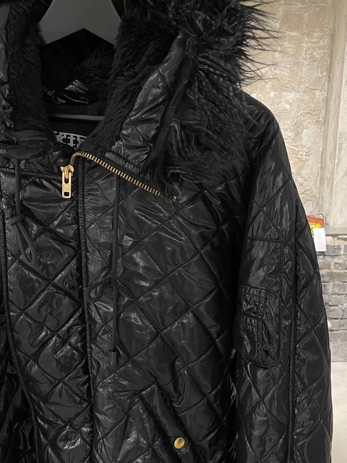 ktz 블랙 퀼팅 글로시 퍼 후디 나일론 점퍼 상품이미지3