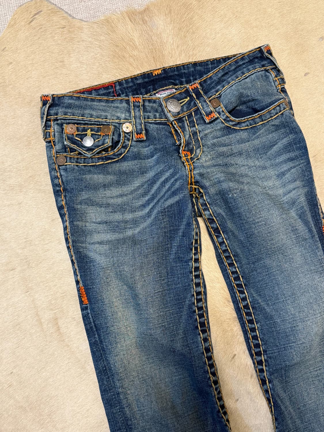 트루릴리젼 스티치디테일 플레어진 상품이미지3