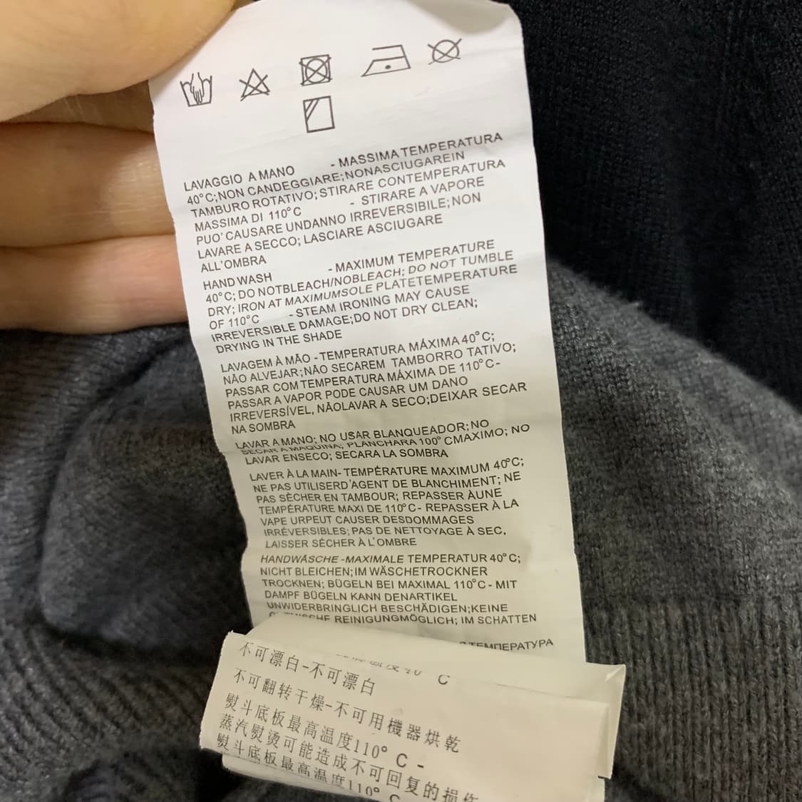 엠포리오 아르마니 블랙 그레이 배색 모크넥 긴팔 니트 여성 상품이미지5