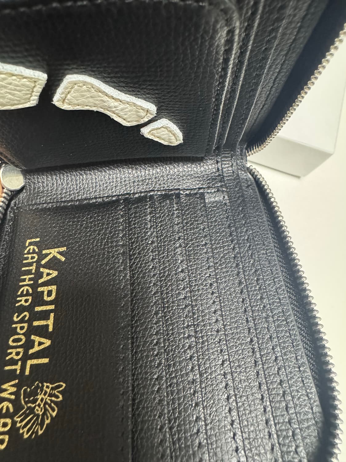 캐피탈 떰즈 업 본 핸드 집 월렛 블랙 상품이미지2