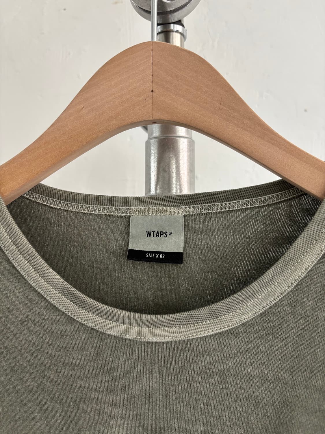 WTAPS 더블탭스 올리브 Sign-OD 피그먼트 다이드 반팔 티셔츠  상품이미지2