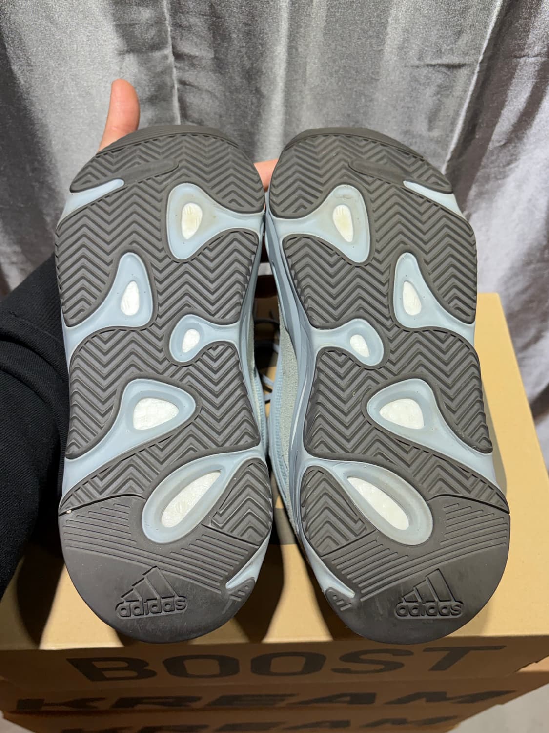 280 아디다스 이지부스트 700 V2 호스피탈 블루 상품이미지7