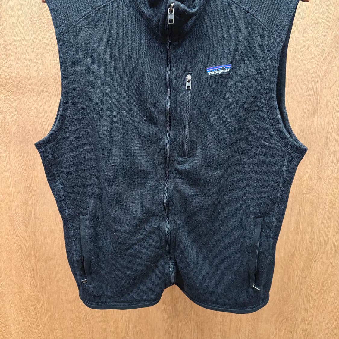 파타고니아 클래식 플리스 풀집업 베스트 로고 패치 지퍼 포켓 디테일 블랙 상품이미지5