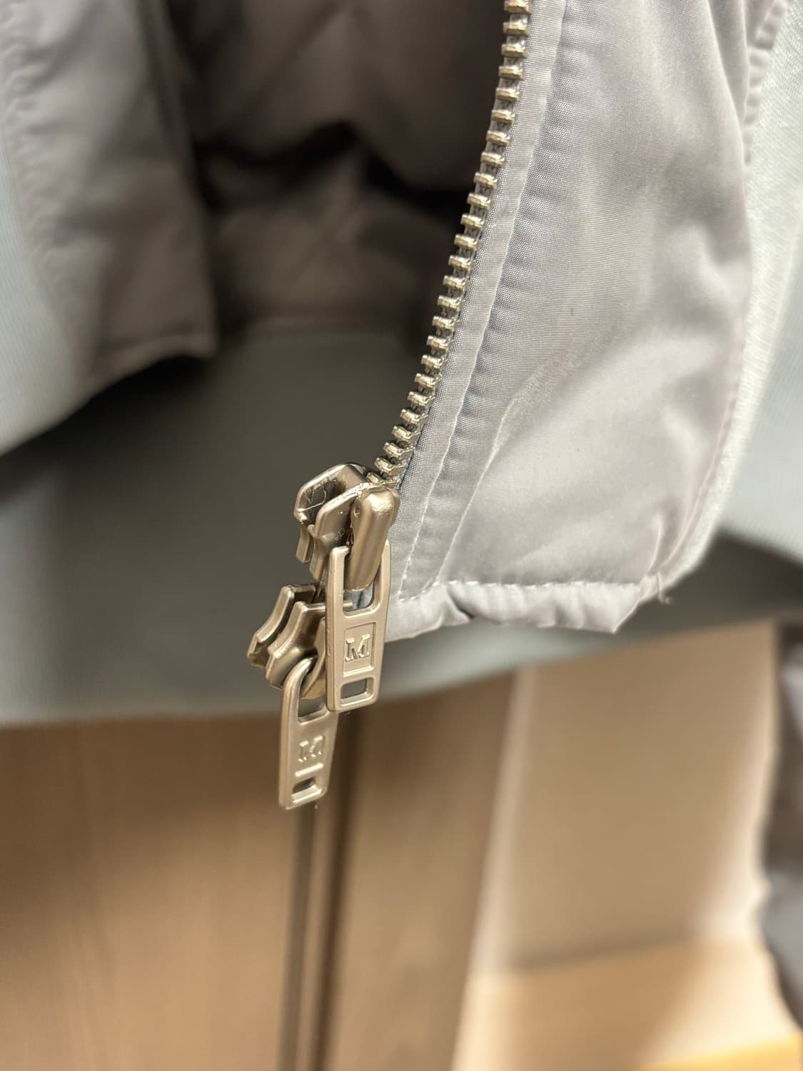 마뗑킴 슬리브 스티치 셔링 MA-1 점퍼 그레이 상품이미지4