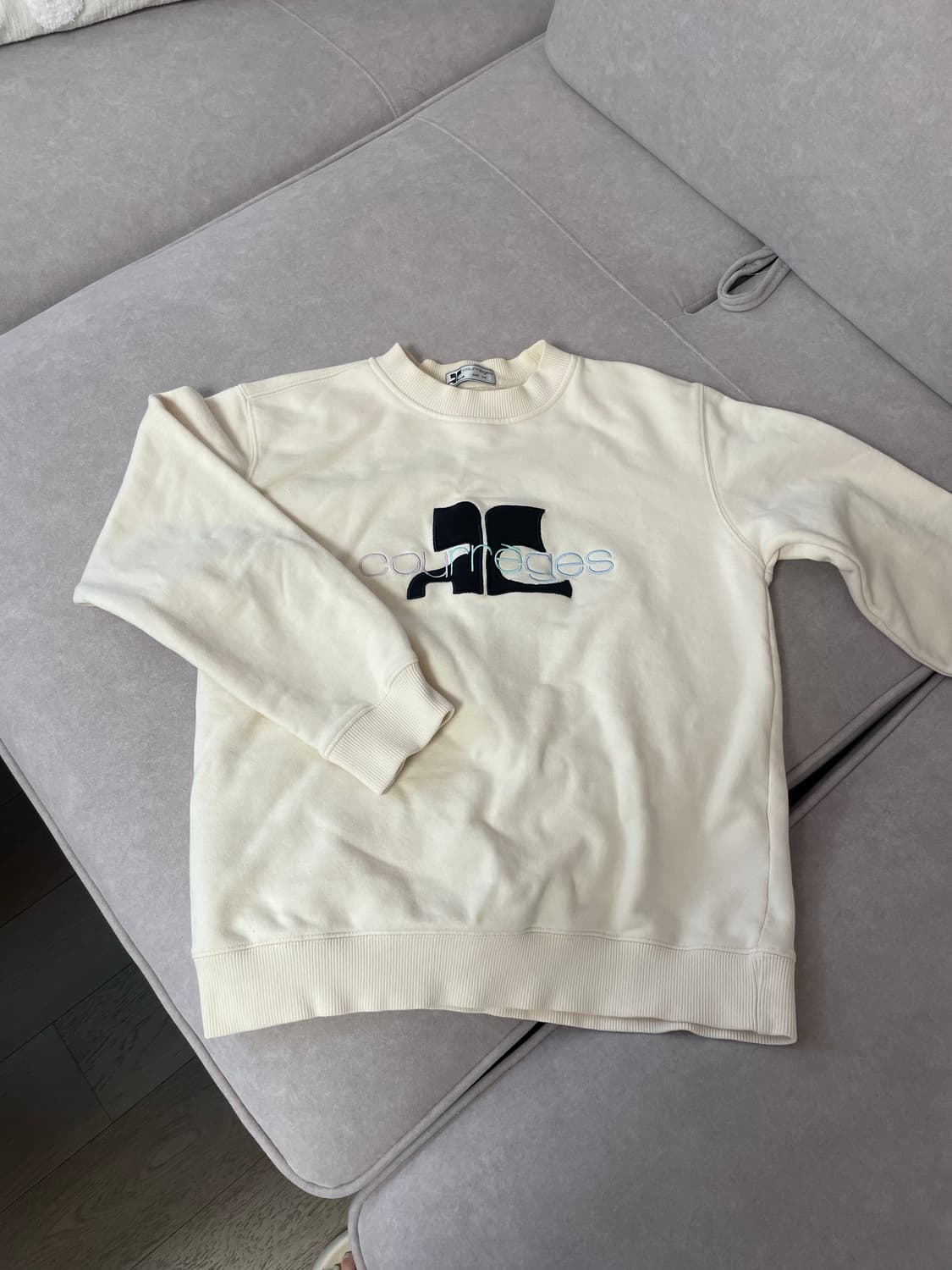 꾸레쥬 자수 맨투맨 상품이미지1