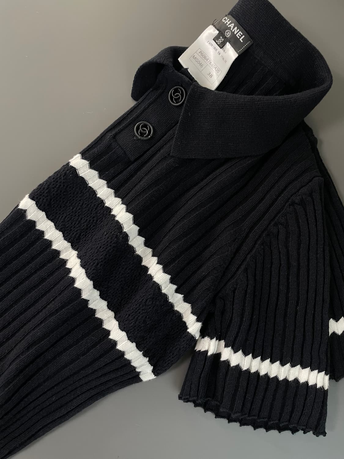 [38] CHANEL 샤넬 코코 버튼 커브스 카라 반팔 니트 상품이미지5