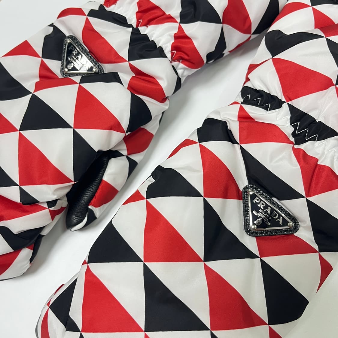새상품 프라다 패딩 장갑 트라이앵글 로고 패턴 상품이미지3