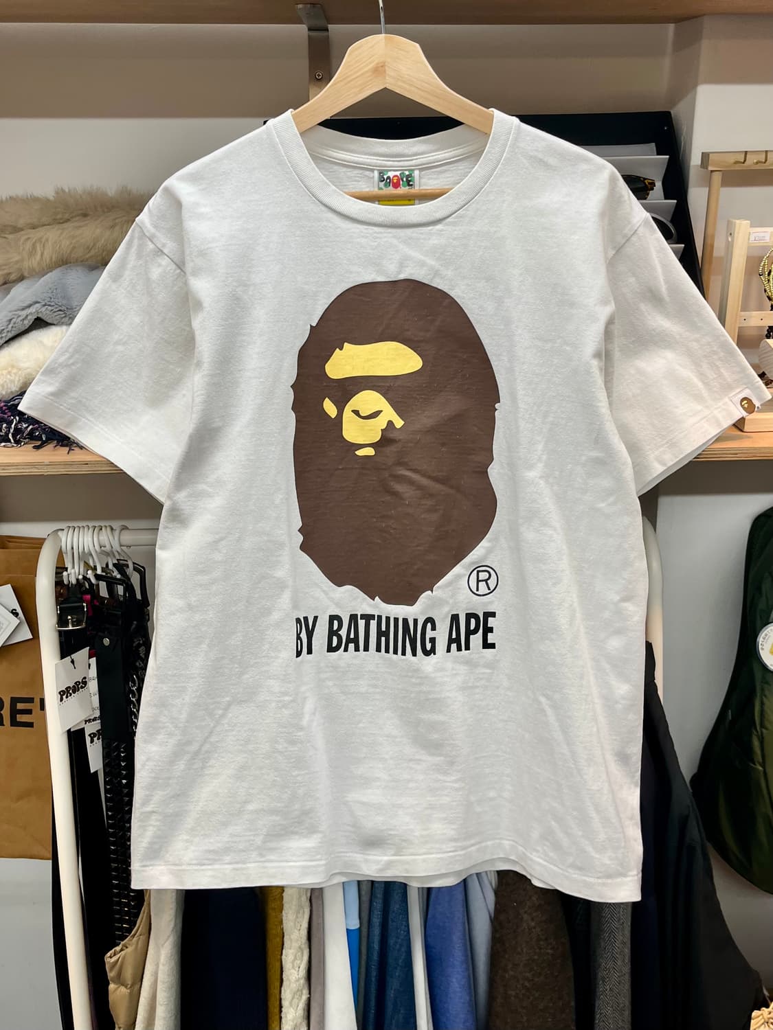 [100] 베이프 프린팅 반팔티 화이트 L  상품이미지1