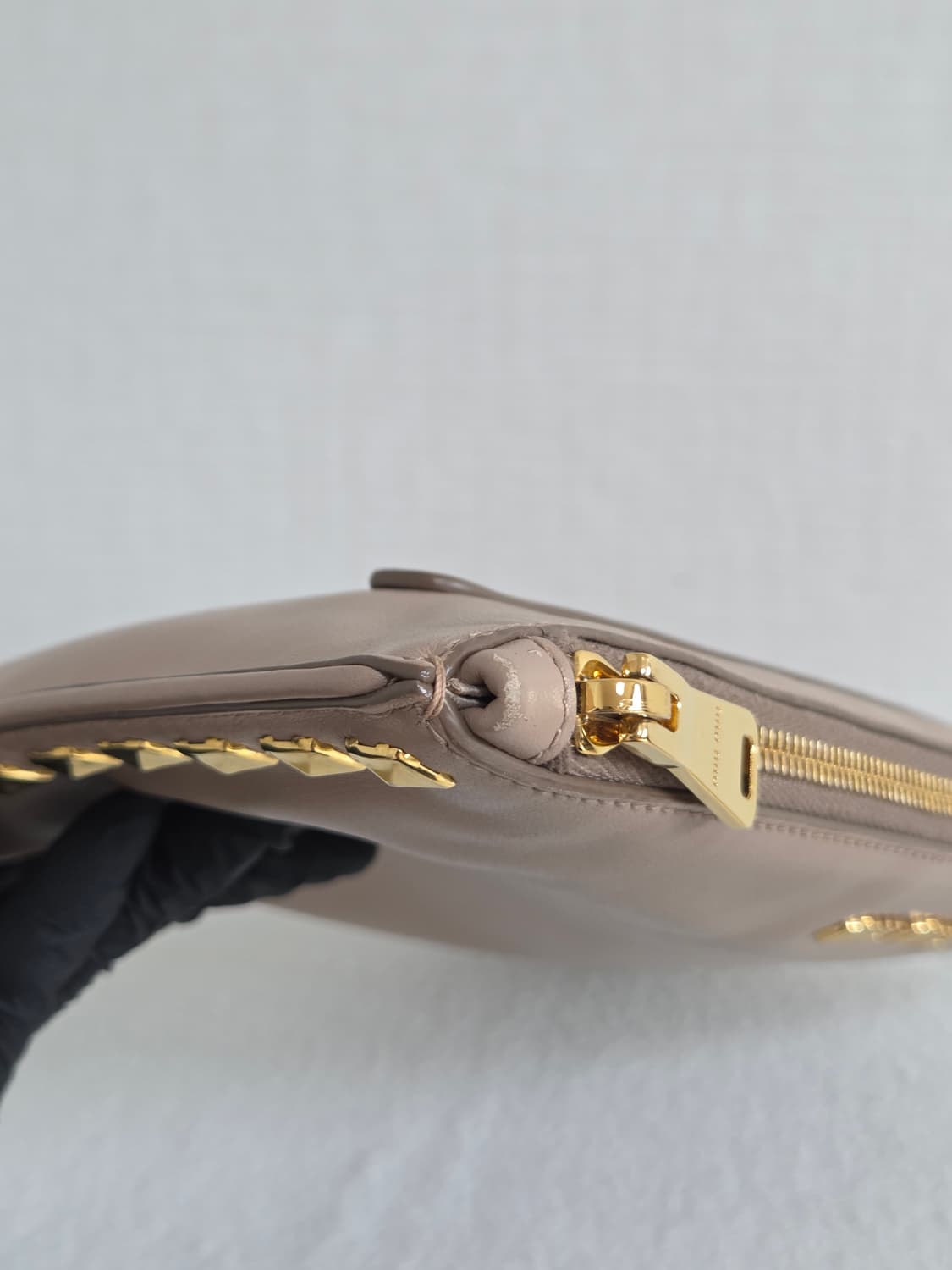 미우미우 스터드 클러치백 (베이지/핑크톤) 상품이미지4