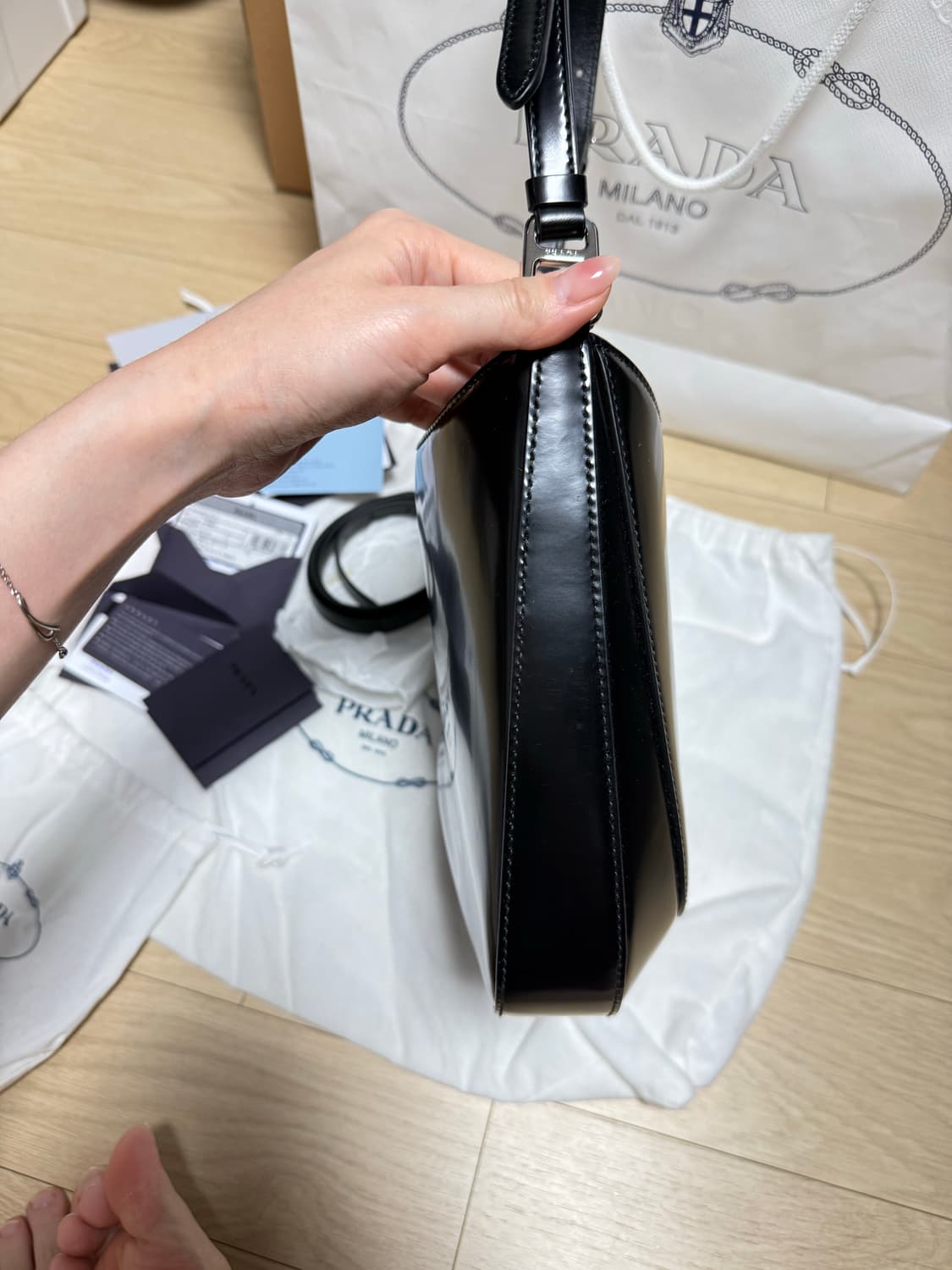 프라다 클레오 브러시드 가죽 숄더백 상품이미지7