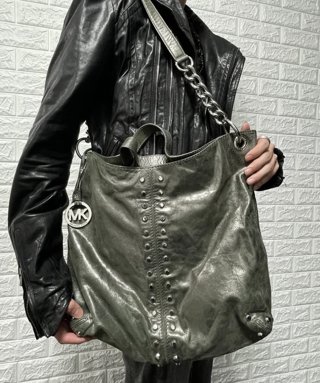 미이클코어스 로고참 스터드백 상품이미지1