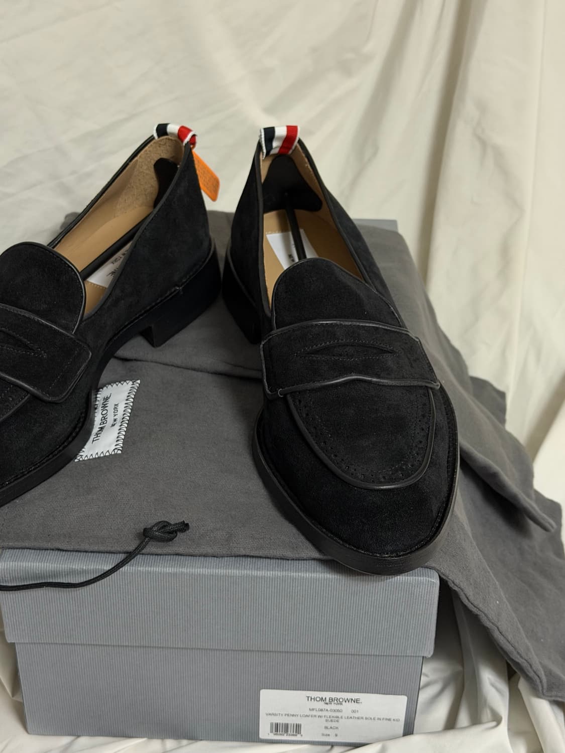 톰브라운 바시티 페니 로퍼 스웨이드 블랙 상품이미지4