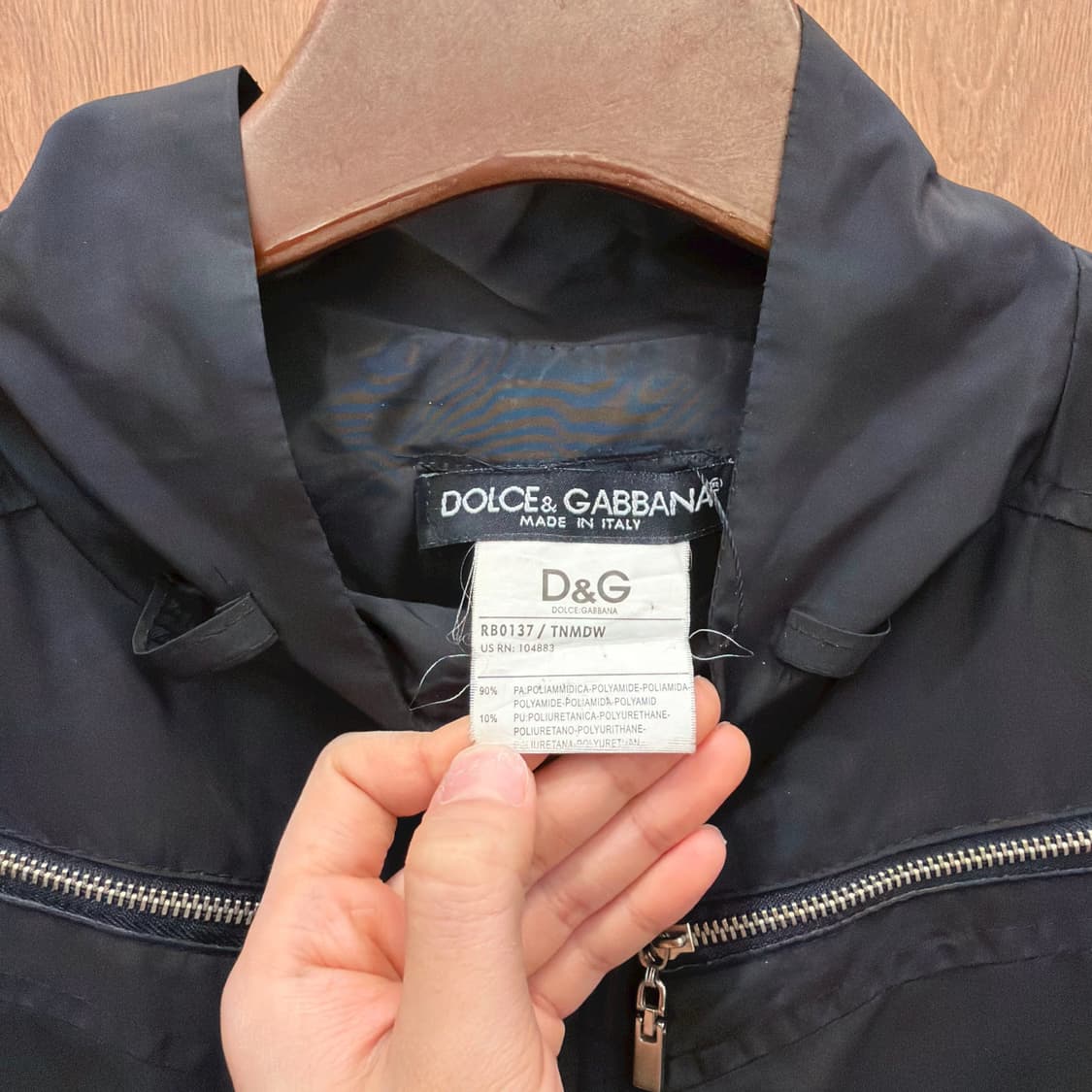 돌체앤가바나 나일론 자켓 하이넥 실버 로고 패치 밴딩 밑단 디테일 블랙 상품이미지7