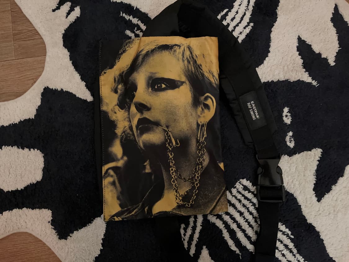 이스트팩 라프시몬스 메신저백 상품이미지2