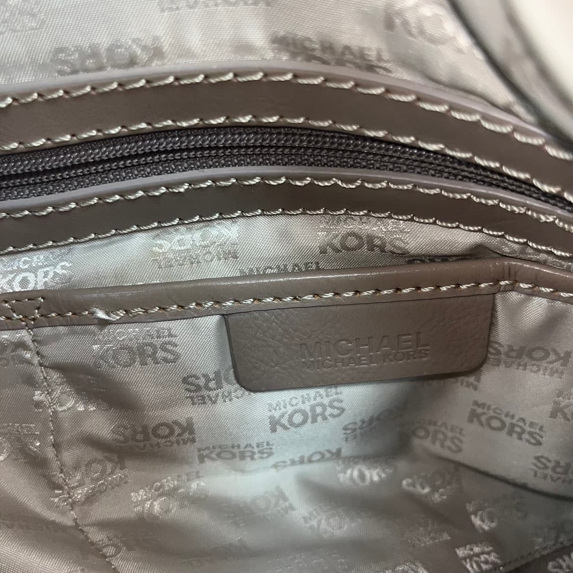 Michael kors 베이지 스터드백 상품이미지5