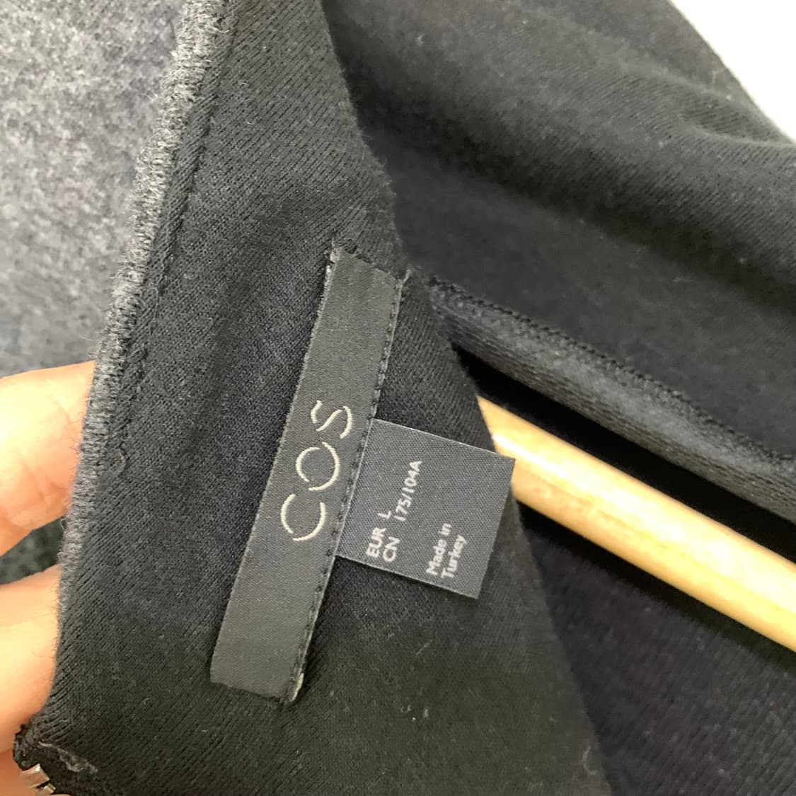 cos 코스 비대칭 사선지퍼 넥 차콜 그레이 7부 소매 울 맨투맨 상품이미지4