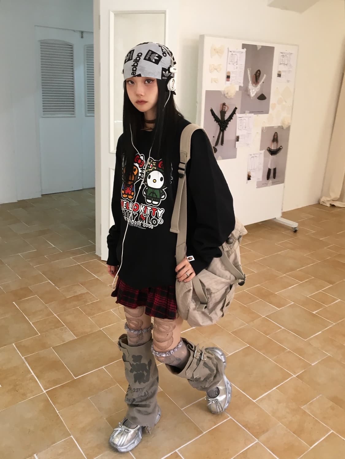 베이프 헬로키티 맨투맨 상품이미지1