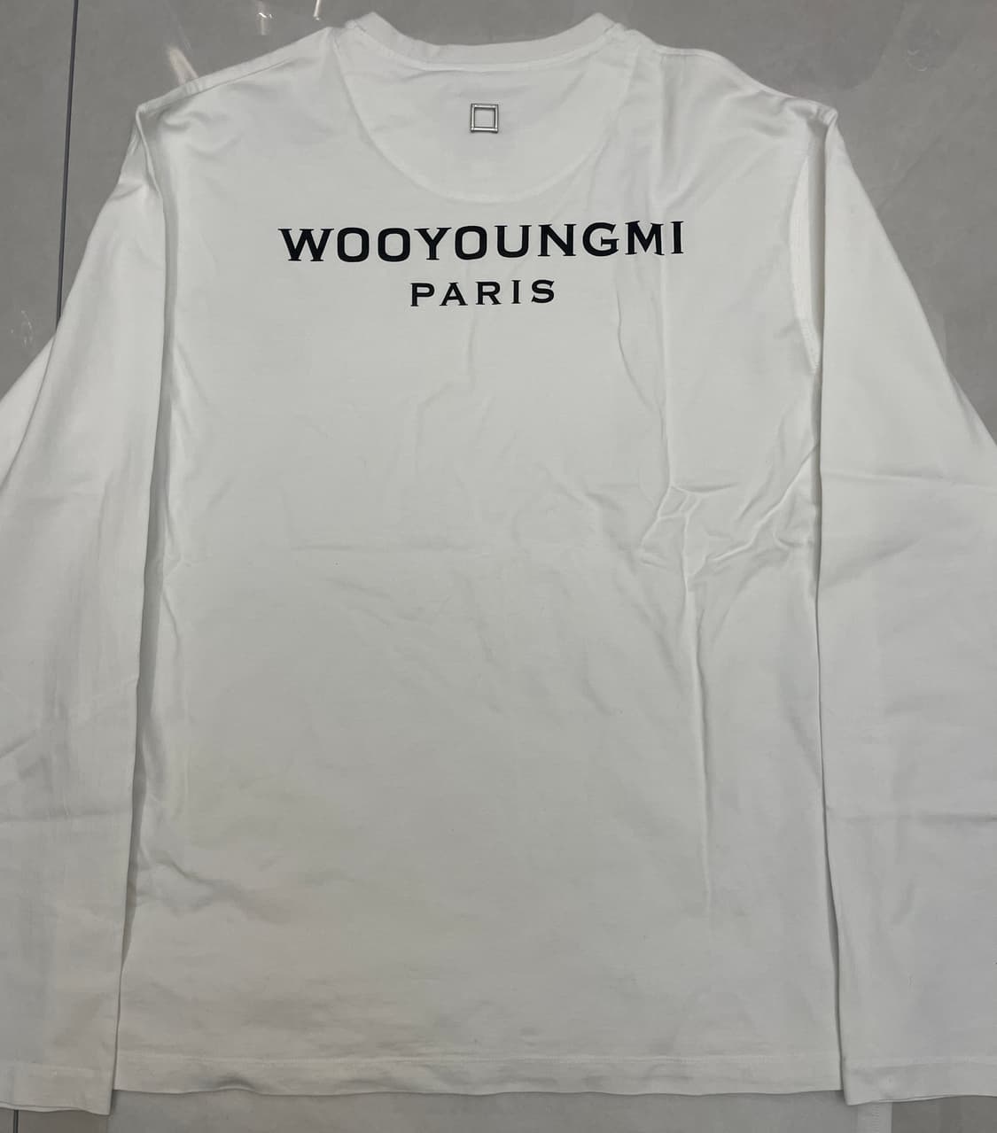 우영미 코튼 백로고 롱슬리브 티셔츠 화이트 23FW 상품이미지1