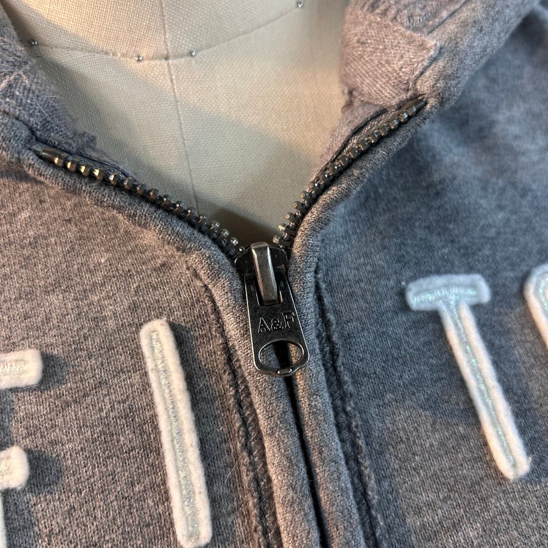 Abecrombie Grey Zip-Up Hoodie 상품이미지4